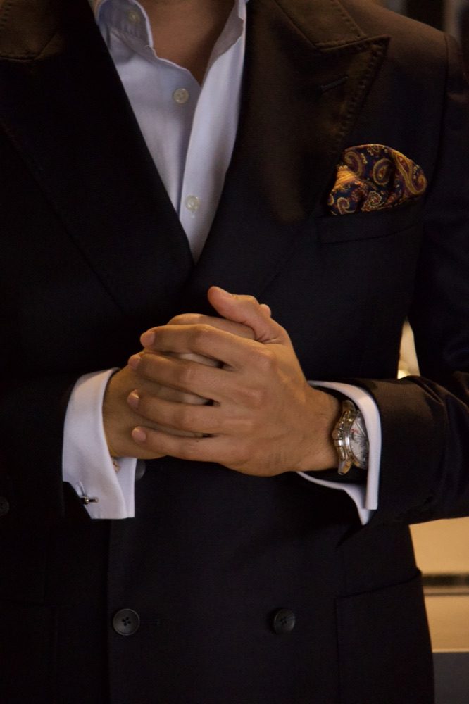 Detalle de manos y pañuelo